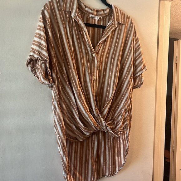 BCBGeneration High-low Button-Up Collared Top - Picture 2 of 4